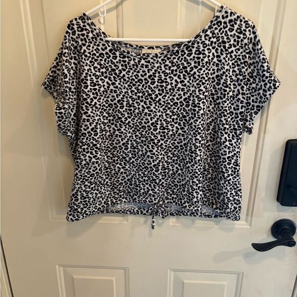 Free Kisses Black and White Tie Front Blouse - Picture 3 of 6